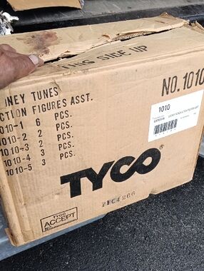 TYCO LOONEY TUNES FIGURE CASE OF 16 TAZ,BUGS,MARVIN THE MARTIAN & MORE
